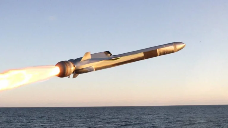 Норвежская противокорабельная ракета NSM в полёте над морем