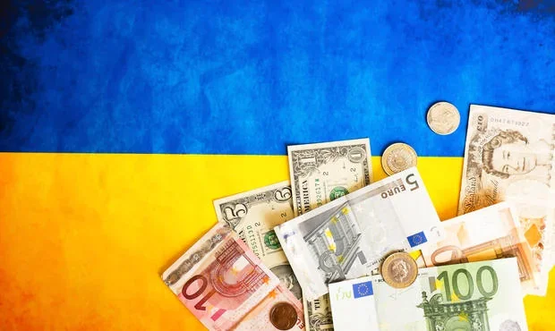 Валютні надходження від партнерів: євро та долари на прапорі України
