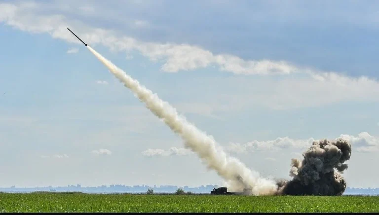 Украинская баллистическая ракета стартует с поля во время испытаний