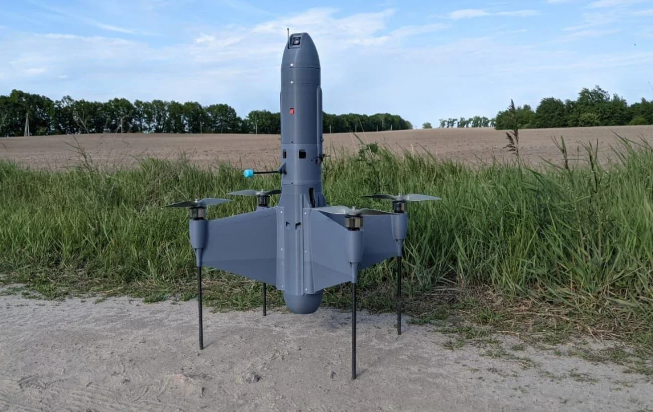 В Украине создали дрон-перехватчик по цене айфона Дрон-перехватчик APUS-1 Dark River на стартовой позиции в поле
