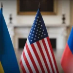 Флаги Украины, США и России во время переговоров с Путиным