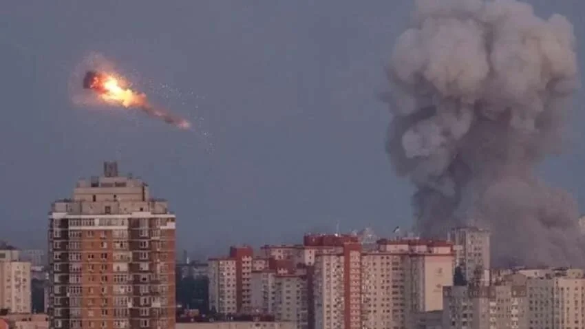 Балістична ракета вибухає над житловими будинками Києва під час атаки РФ