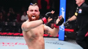 Бородатий боєць з косичками показує язик і святкує в октагоні UFC