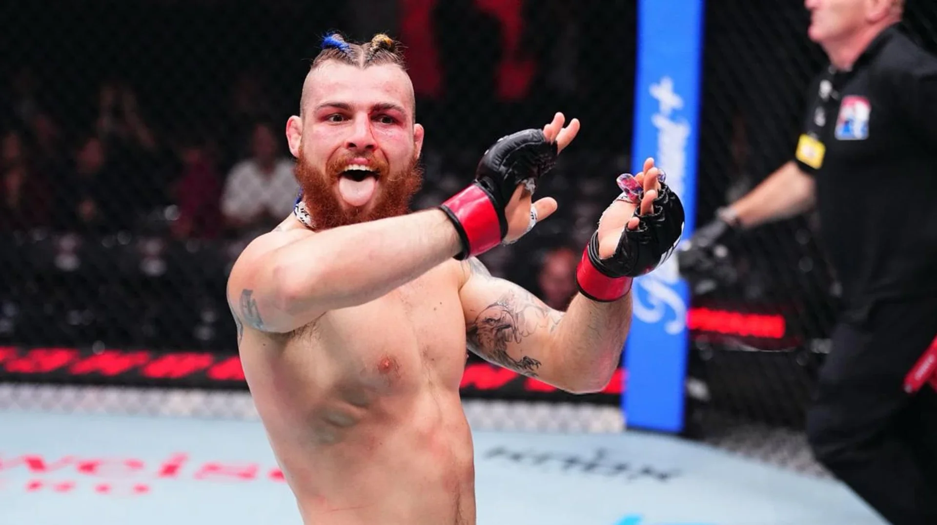 Бородатий боєць з косичками показує язик і святкує в октагоні UFC