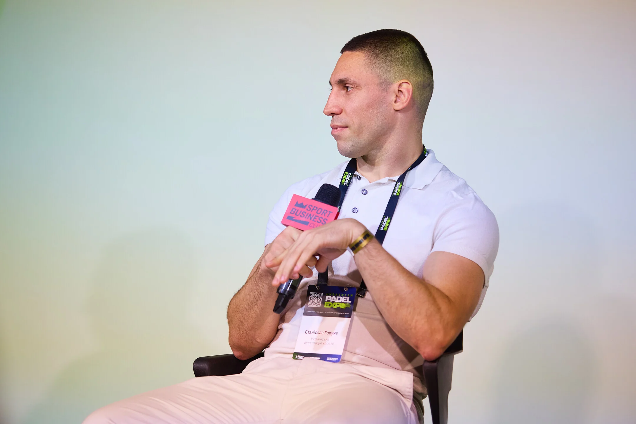 Станіслав Горуна сидить із мікрофоном на Ukrainian Padel Expo