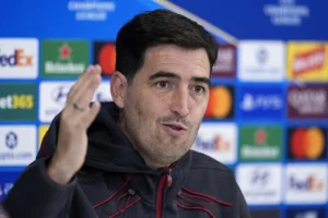 Тренер жестикулює рукою на пресконференції Ліги чемпіонів зі спонсорами