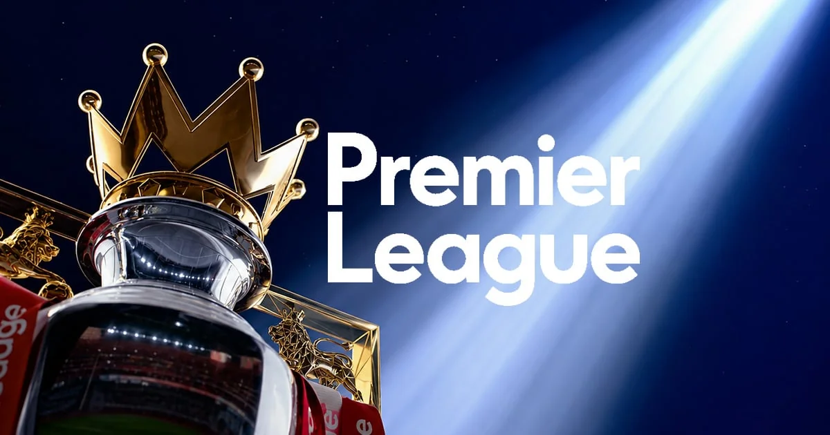Золотий кубок Премєр-ліги з короною та написом Premier League на темно-синьому тлі з променями світла