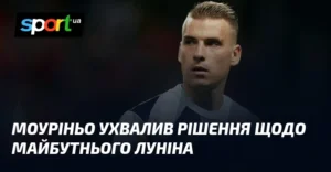 Портрет світловолосого футболіста на темному тлі з логотипом sport.ua