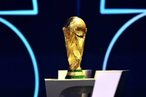 Золотий кубок чемпіонату світу ФІФА на подіумі на тлі синьої сцени