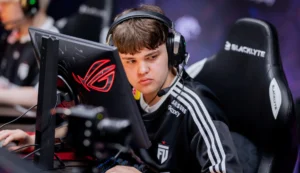 Гравець FUT Esports у навушниках зосереджено дивиться в монітор на турнірі