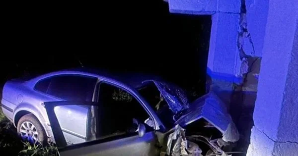 У Романківцях Passat врізався в зупинку: загинув пасажир