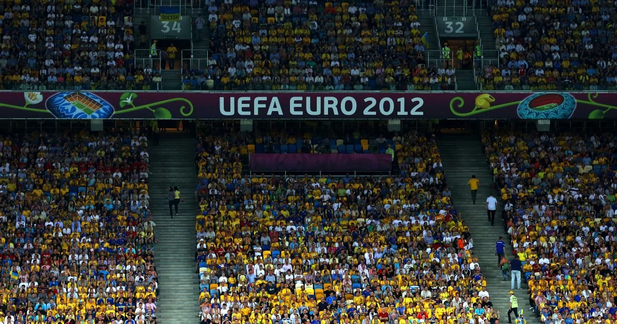 Переповнені трибуни стадіону з українськими фанатами під банером UEFA EURO 2012